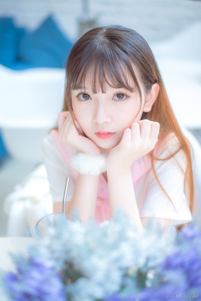 友谊和花香一样，还是淡一点的比较好，越淡的香气越使人依恋，也越能持久。